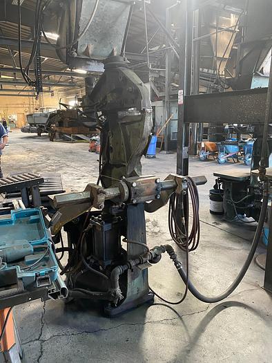 OSBORN 3161 ROTA-LIFT MOLDING MACHINE, TABLE 27.5X29IN, SQZ CYL 16IN, JOLT 2500LBS, WT 3550LBS - METAL FABRICATION